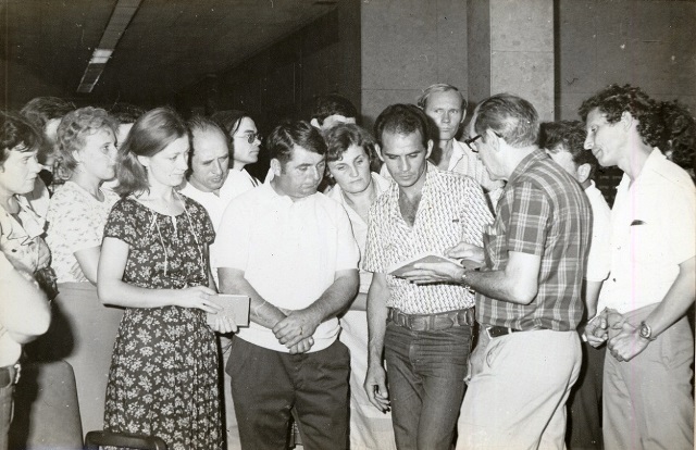 Foto de Israel Echevarría al frente de una delegación soviética que visitó la B NJM. Década de 1980. Colección BNJM 